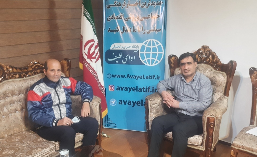 ساحل فیلسوف نه کارمنده،نه شهرداره،نه شورای شهره، نه‌مدیرکل ونه….  بلکه یک راننده  تاکسی است. رزومه اش رو ببینید دعوت به همکاریش کنید