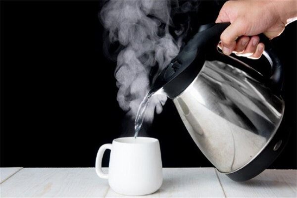 فواید نوشیدن آب گرم در اول صبح