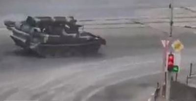 سربازان روسیه با لباس ارتش اوکراین و تانک‌های اوکراینی به‌سوی کی‌یف در حال حرکت هستند