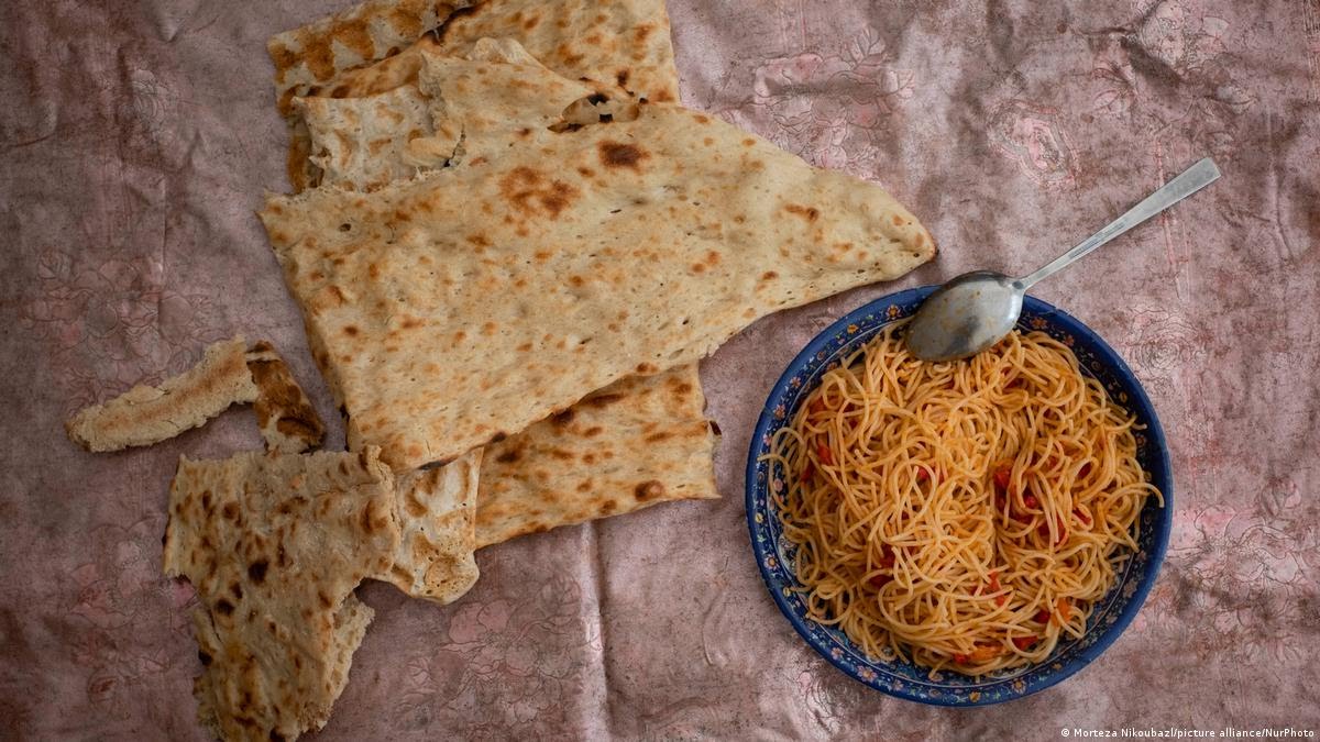 نیروهای جهادی فعال و بی ادعای گیلانی درب منازل قشر ضعیف و متوسط استانمان ماکارونی توزیع می کردندو الان دستمان‌خالیست چه پاسخی به این قشر بدهیم/مدیری که نتواند در شرایط سخت‌مدیریت نمایدو تفکر جهادی نداشته باشد بانیان وضع‌موجودند باید عزل شود