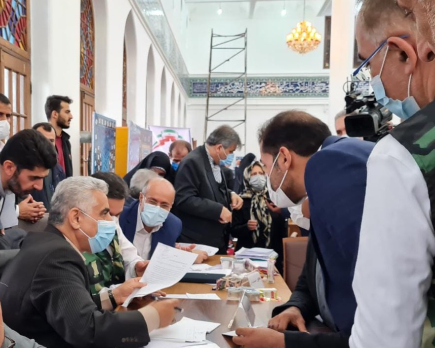 برپایی میز خدمت جهادی در مصلی امام خمینی رشت با حضور استاندار گیلان / روحیه انقلابی و جهادی برای رسیدگی به مشکلات مردم سرلوحه کار همه مدیران است+تصاویر