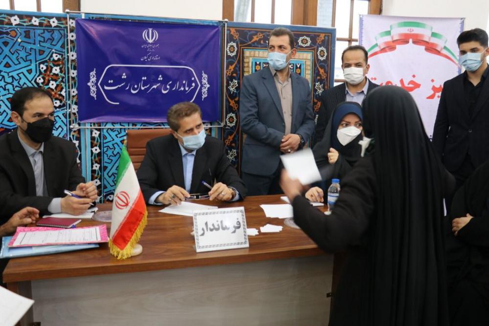 برپایی میز خدمت جهادی با حضورفرماندار رشت در مصلی رشت+تصاویر