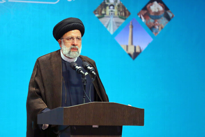 رئیسی: امام بارها فرمودند تجربه‌های دیگران برای ما ارزشمند است/ می‌خواهم هواپیمای با ۷۲ سرنشین را سریعا بسازید/ هر نیرویی که آماده تحول نیست حتما او را در حاشیه قرار دهید و نگذارید در متن بماند