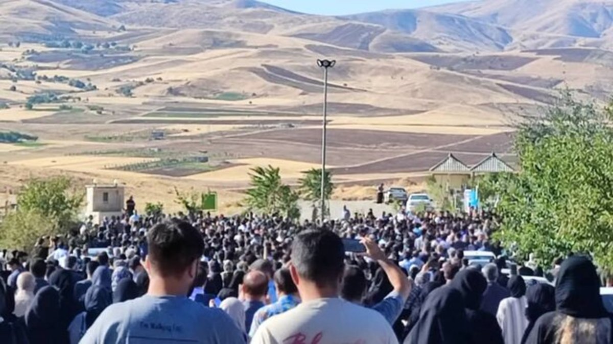 حاشیه‌های مراسم خاکسپاری مهسا امینی/ تجمع مقابل فرمانداری سقز پایان یافت