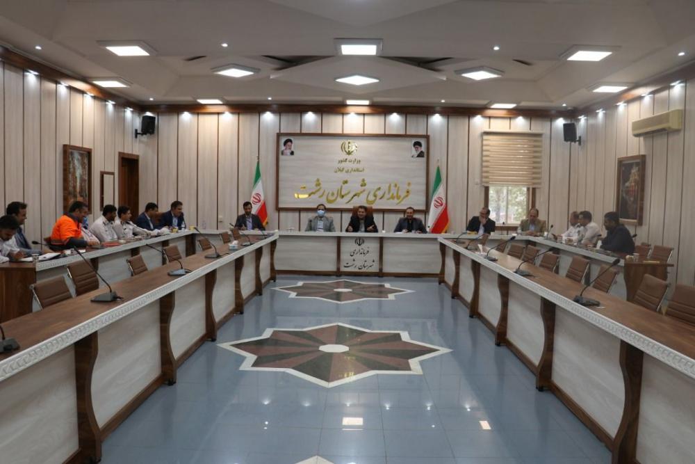 امام پناهی فرماندار رشت ؛باید با بسیج تمامی دستگاه ها و امکانات و نیز نصب، بازسازی و ترمیم علائم راهنما و هشدار دهنده، در زمینه کاستن از معضلات ترافیکی بخصوص در ساعات حضور دانش آموزان در مدارس اقدام نمود.