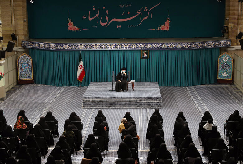 رهبر انقلاب اسلامی در دیدار صدها تن از زنان فرهیخته و فعال کشور:کسانی که حجاب ضعیف دارند هم دختران خود ما هستند؛ نباید آنها را متهم کرد