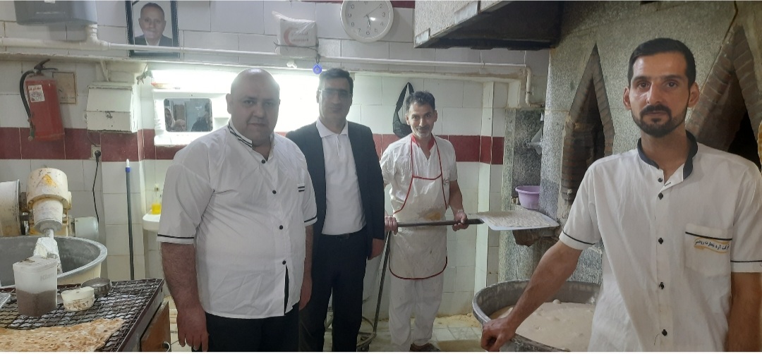 حسین نظری نانوایی سنگکی بازارچه سبزمیدان رشت: در طول سال از ۷ صبح تا ۸ شب نان پخت می کنیم/ مردم ظاهرا از ما رضایت دارند/ سعی کردیم تخلف نکنیم تا جریمه شویم اما تا کنون تشویق نشدیم/ روز عید فطر نانوایی باز می باشد+ تصاویر