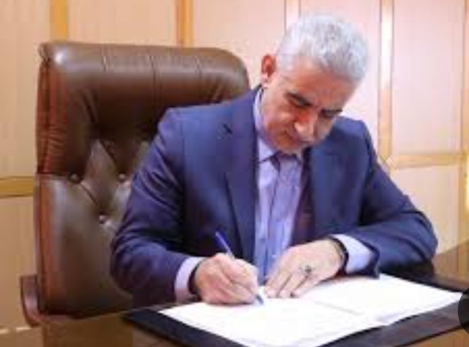 چرا اسدالله عباسی استاندار گیلان پس از گذشت بیش از ۳۰ ماه از سکانداری استانداری گیلان تصیم به عزل مدیران غیر همسو و با مردم همراهی ندارد اقدام نموده است؟/ استاندار گیلان۲۷ آذر درمعارفه امام پناهی به عنوان سرپرست فرمانداری رشت صراحتا اعلام کرده بود(به هیچ عنوان سهم خواهی را در مدیریت استان نمی پذیرم و تحمل نخواهیم کرد.) / حال اسدالله عباسی امروز باید مدیران و فرماندارانی که خود منصوب کرده است را عزل کنند؟