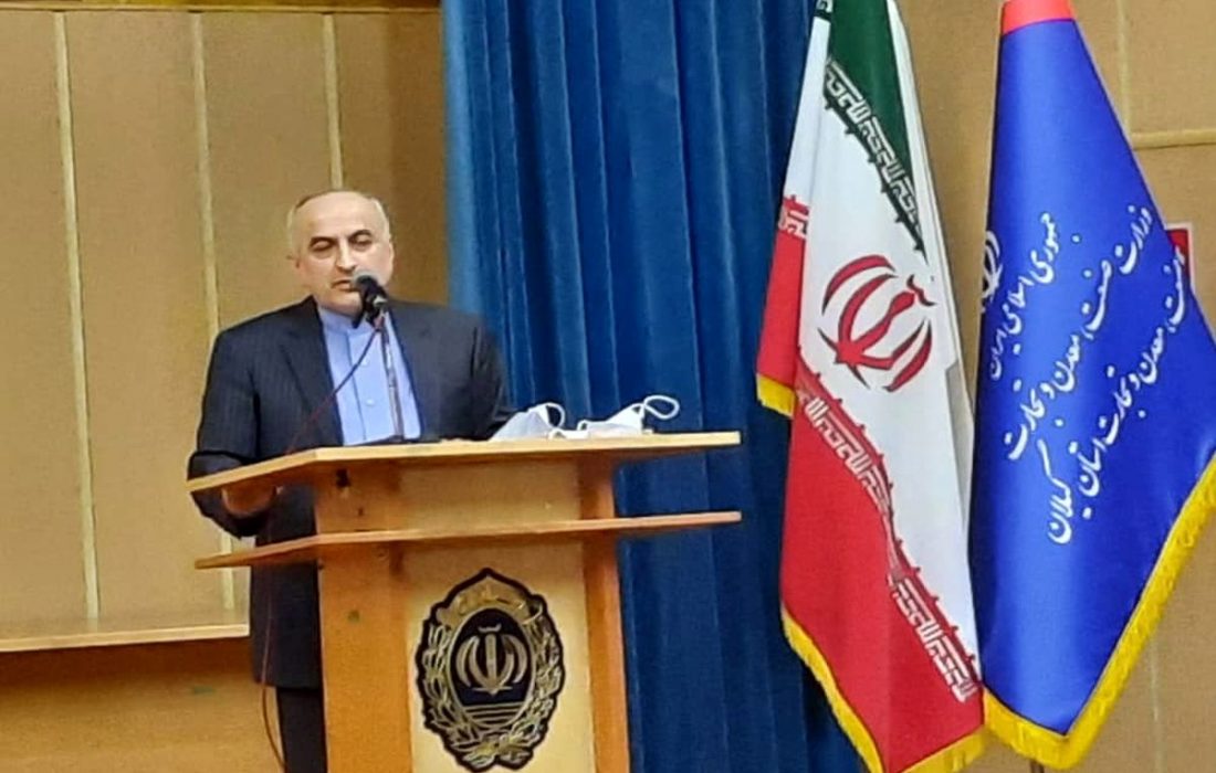 پورحیدری مدیرکل صمت گیلان که طی این سالها دغدغه صنعت را داشت سکوتش را شکست وبا بیان برخی از مشکلات در حوزه صنعت گفت :افزایش غیر منطقی و غیر کارشناسانه تعرفه برق آن هم بیش از ۹۰۰ درصد، با شعار سال همخوانی ندارد و کارخانجات را با چالش اساسی مواجه می‌کند/کارخانه آردی که ۳۸ میلیون ماهانه هزینه برق پرداخت می‌کرد اکنون باید ۴۸۰ میلیون پرداخت کند، بنابراین طبعاً آرد گران و مصرف نهایی نان و کلوچه و کیک و صنایع وابسته آن نیز گران عرضه می‌شود/تسهیلات بانکی به ۳۱ تا ۳۹ درصد در حال افزایش هست