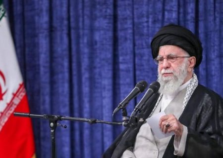 رهبر انقلاب: سپر پولادین اتحاد مردم و مسئولان و نیروهای مسلح نباید خدشه‌دار شود/ باید از خدمتگزاران کشور بویژه رئیس جمهور پرکار و پرتلاش حمایت شود/ملت ایران در برابر خواسته اهانت آمیز آمریکا برای گوش به فرمانی، با قدرت می‌ایستد