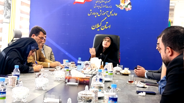 پاسخ نرگس دستیار به سؤال آوای لطیف که برخورد شما با پرسنل و زیرمجموعه‌تان چگونه است؟:ارتباط من با پرسنل و همکاران، بر پایه‌ احترام متقابل و توجه به کرامت انسانی استوار است/می‌خواهم پس از مدیریت، مرا همکار و معلم بنامند نه مدیر سابق