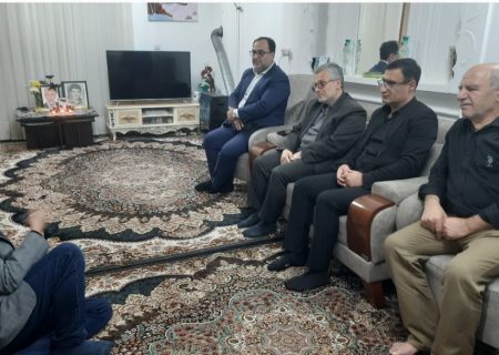 اسکندری همزمان با درگذشت پدر نخستین شهید روستای جمشیدآباد رودبار، با خانواده شهید دوستدار دیدار و گفتگو کرد