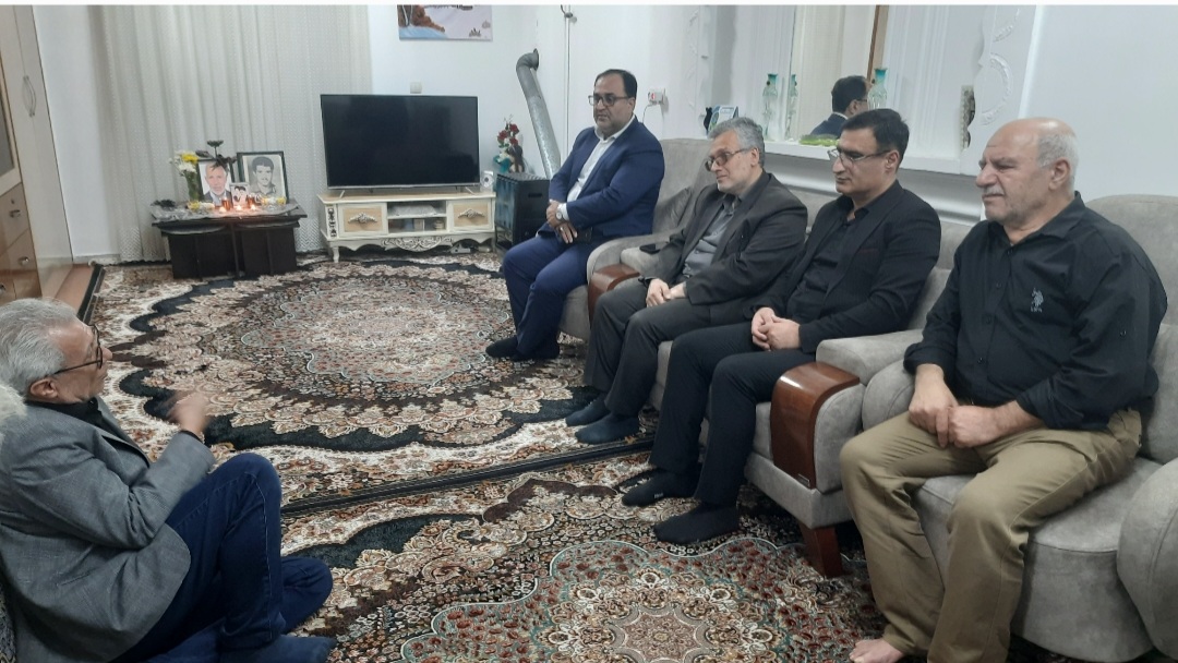 اسکندری همزمان با درگذشت پدر نخستین شهید روستای جمشیدآباد رودبار، با خانواده شهید دوستدار دیدار و گفتگو کرد