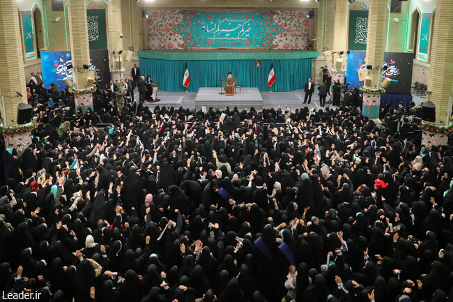 رهبر معظم انقلاب در دیدار هزاران نفر از زنان و دختران:زن مدیر خانه است نه کارگزار/مهمترین حق و نیاز زن در خانه محبت همسر است/ مردان باید محبت به زنان خود را ابراز و بیان کنند