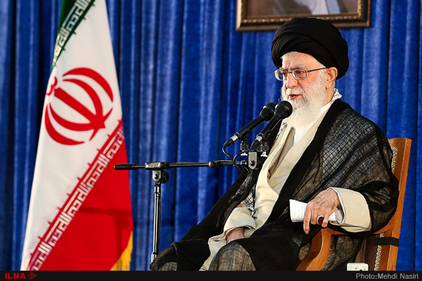 من درخواست مؤکّد دارم، سال گذشته هم این را گفتم که اکتفا نکنند دوستان به اینکه حالا روی کاغذهایِ سربرگهایِ دستگاههایِ گوناگون بنویسند این عبارت را یا مثلاً فرض کنید که یک تابلو درست کنند در خیابان مثلاً بزنند؛ اینها کار نیست. عمده این است که به معنای واقعی کلمه روی این سیاستگذاری بشود.