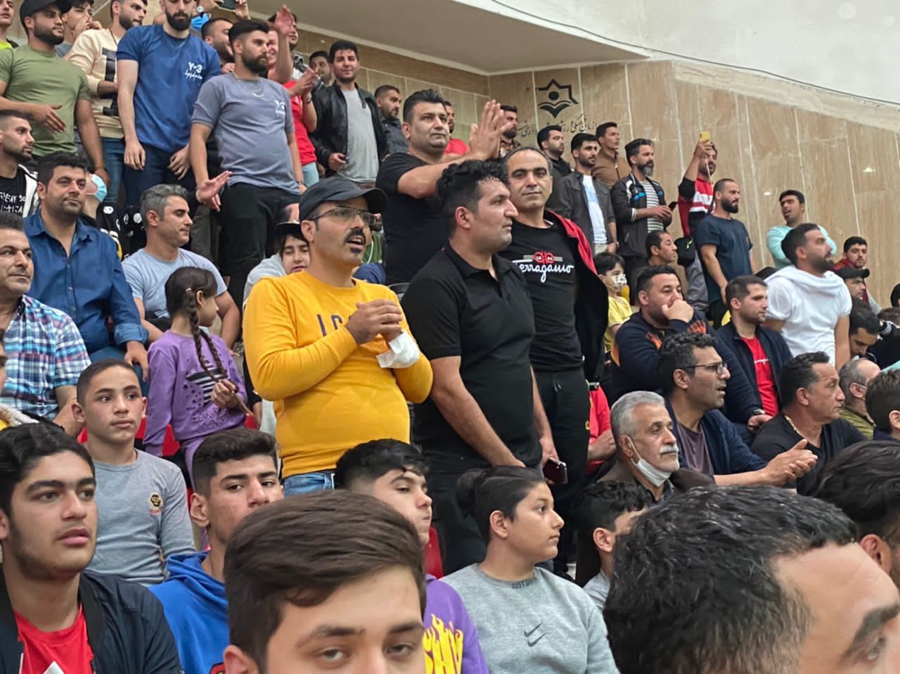 گزارش تصویری حضور پر شور تماشاگران و هواداران تیمها درسالن ورزشی سپهبد شهید قاسم سلیمانی شهرداری رشت