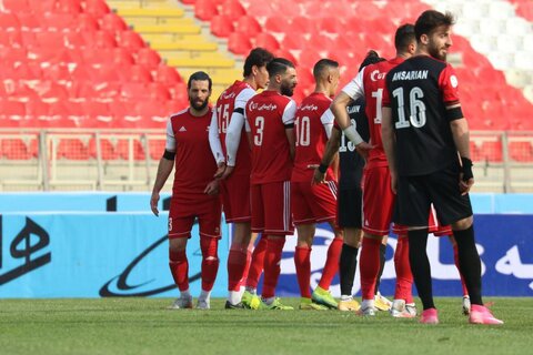 تراکتور و پرسپولیس نیمه تمام باقی‌ماند!/ سنگ‌های تبریز علیه فوتبال