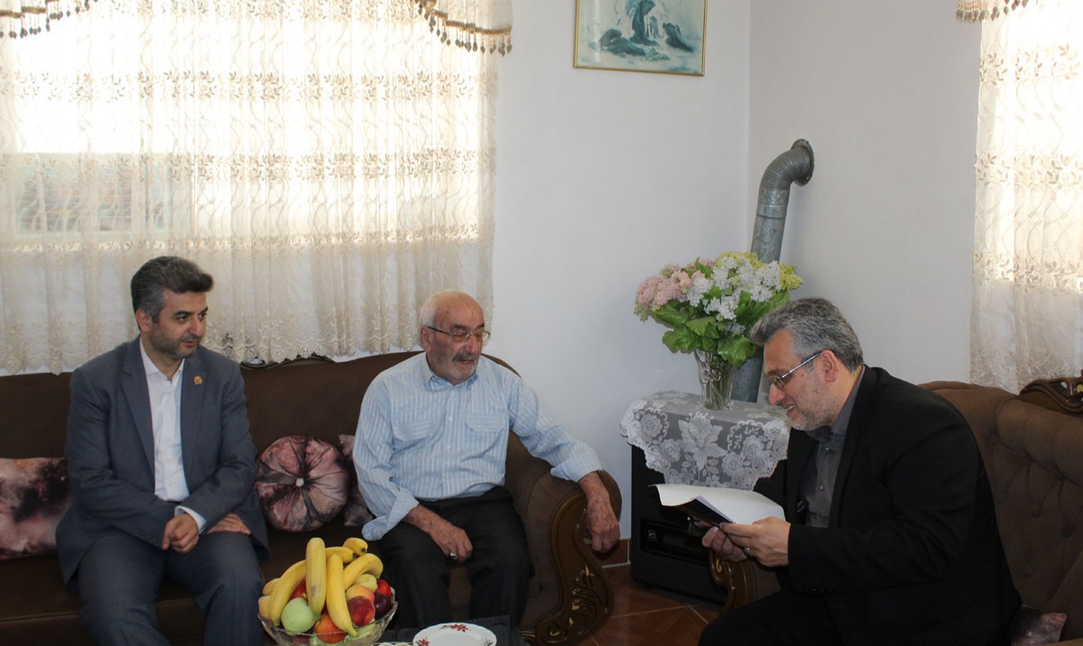 هوشنگی مدیرکل پست گیلان دردیدار با پدر شهیداحمد زاده:شهدا همواره زنده و جاوید و ناظر براعمال ما هستند