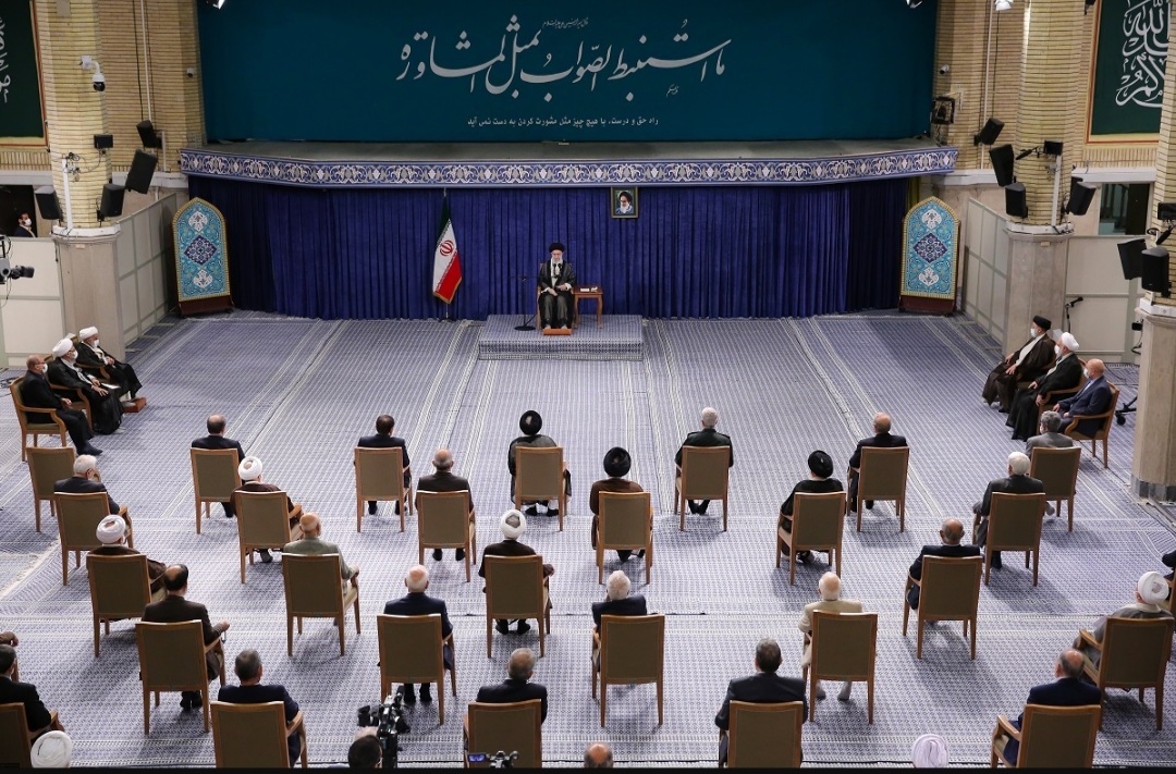 رهبر انقلاب: با افراد همسو با دشمن برخورد امنیتی قضایی و با افراد هیجان‌زده کار فرهنگی شود/ حوادث جزئی حواس مسئولان را از سازندگی پرت نکند
