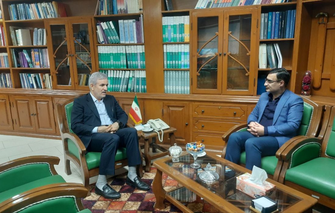 محمود دشت بزرگ مدیرعامل برق منطقه ای گیلان:نخستین نیروگاه ۲۰ مگاواتی خورشیدی در استان گیلان در منطقه رودبار نصب و راه اندازی خواهد شد/۷ اقدام در قالب ۱۱ پروژه برای استان تدارک دیده شده است که باید تا پایان سال جاری این اقدامات به نتیجه برسد/باید با رسانه های منتقد نیز ارتباط داشت زیرا انتقاد سازنده باعث ارتقاء و رشد می شود ورسانه ها به عنوان دستگاه نظارتی نیز عمل می کنند/آوی لطیف بدون غرض ورزی و با درنظر گرفتن منفعت عامه در حال خدمت است