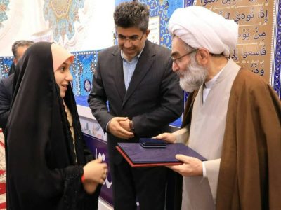 تجلیل نماینده ولی فقیه و امام جمعه رشت از دانش آموز نخبه قرآنی