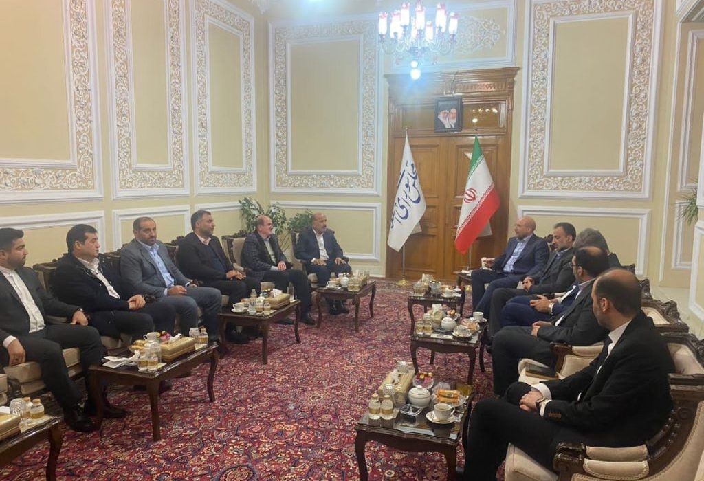 دیدار و گفتگو با محمد باقرقالیباف رئیس مجلس توسط منتخبان گیلان زمانی ارزشمند و زیبا بود که ۱۳ نماینده گیلان برای وحدت و همدلی و برای رفع مشکلات ومعضلات گیلان حاضر بودند/ کدام نماینده بی تدبیر  نتوانست زمینه حضور ۱۳ نماینده گیلان را فراهم کند؟/ بانیان این دیدار هیچ توجیهی برای غیبت ۳ نماینده رشت وخمام، کوچکی نژاد، احمدی و فلاح ندارند؟/ آیا این دیدار برای سکانداری مجدد قالیباف برای ریاست‌مجلس بود؟