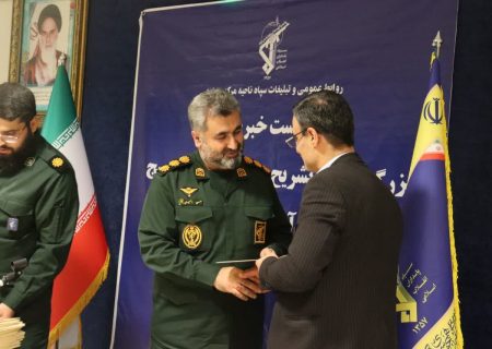 رضا لطیفی کرارودی مدیر مسئول پایگاه خبری تحلیلی آوای لطیف به همراه تعدادی از رسانه های فعال و پرتلاش و مطالبه گر، مورد تقدیر و تجلیل فرمانده سپاه مرکزی رشت قرار گرفت/ آوای لطیف به دنبال رسالت رسانه ای خود می باشد و در عرصه رسانه فقط به توصیه و تذکرات ارزشمند بزرگان استان و دستگاه‌های نظارتی و امنیتی نیازمند است