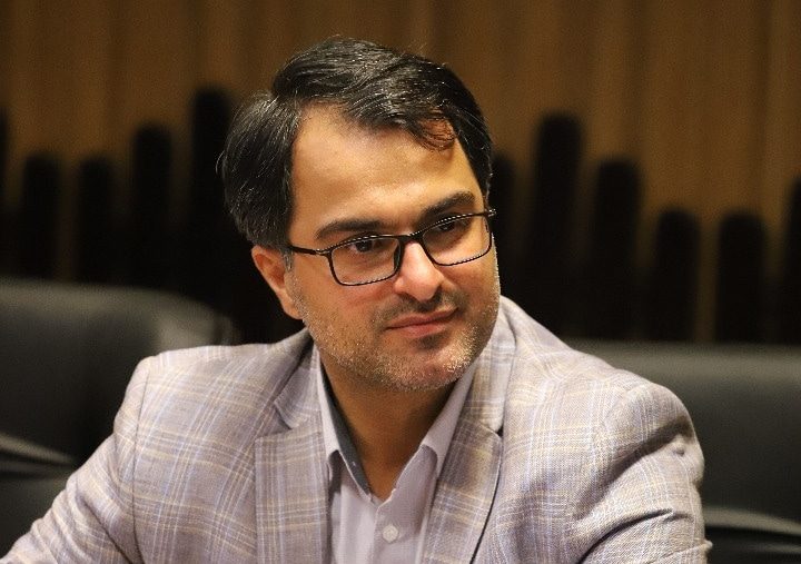 هادی زاده خطاب به شهردار رشت:آیا حجم ترافیکی وضع موجود در چپ گرد سه راه باهنر -امام، بر حسب وسیله نقلیه در ساعت اوج محاسبه شده که نیاز به تقاطع غیر همسطح در آن نقطه الزامی باشد؟ آیا مطالعات ترافیکی سه راه رودباری به بلوار شهید بهشتی انجام شده است ؟ آقای شهردارچه کسانی بررسی‌های ترافیکی این طرحها را انجام داده‌اند؟!