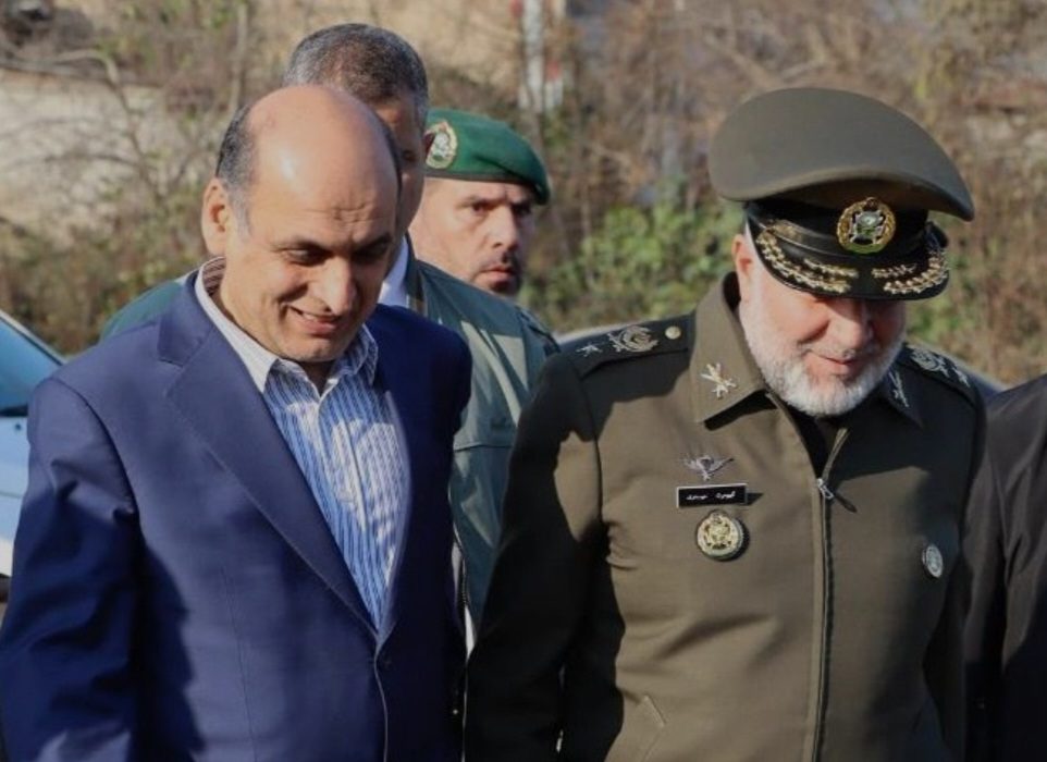 نامه سرتیپ حیدری فرمانده نیروی زمینی به رئیس جمهور: دکتر حق شناس مردمی، دلسوز و متخصص است/حق شناس توانسته ارتباط خوبی را با ارتش و سایر دستگاه‌ها، برقرار و ضمن ایجاد امید در دل مردم اقدامات ارزشمندی انجام دهد و با همه طیف‌های استان برای پیشرفت و آبادانی، تعامل و همکاری ایجاد نماید
