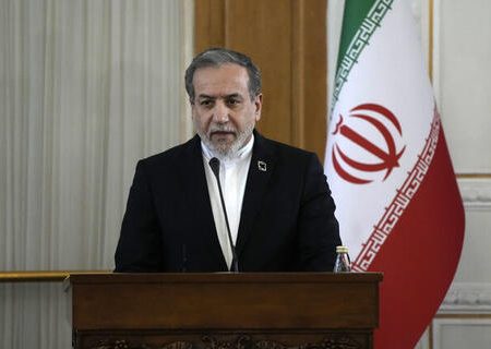 عراقچی:ایران و آمریکا به مبنای مذاکراتی نزدیک شدند / شنبه ۳۰ فروردین؛ دور دوم مذاکرات/ احتمال برگزاری دور دوم مذاکرات در کشوری متفاوت از عمان