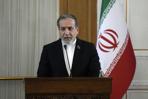 عراقچی:ایران و آمریکا به مبنای مذاکراتی نزدیک شدند / شنبه ۳۰ فروردین؛ دور دوم مذاکرات/ احتمال برگزاری دور دوم مذاکرات در کشوری متفاوت از عمان