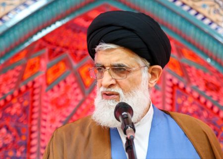 موضع گیری تند و صریح امام‌جمعه انزلی نسبت به عملکرد برخی از مدیران: برخی مدیران فساد اخلاقی و مالی دارند/ اگر فردی هم سالم باشد او را به فساد می کشند/ نمی شود بگوییم پیرو امام صادق(ع) هستیم اما فساد از سر و روی برخی دستگاها ببارد/اگر مسئولین اقدام موثری نکنند مسئولیت عواقب آن برعهده خودشان است