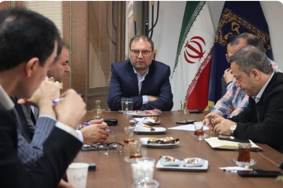 مصوبات جلسه استاندار گیلان و مدیرعامل پست کشور( جی نف) روی میز محمد دانش شکیب معاون محیط زیست و خدمات شهری شهرداری رشت با برگزاری جلسه، اجرایی می شود: آدرس هاو معابر بی نام رشت، نامدار می شوند