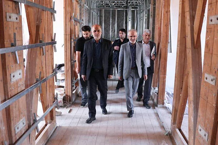 سید مهدی فلاح میری دادستان عمومی و انقلاب مرکز استان در راستای اعلام نگرانی و مطالبه شهروندان در خصوص روند بازسازی و مرمت هتل ایران رشت از این مجموعه بازدید کرد